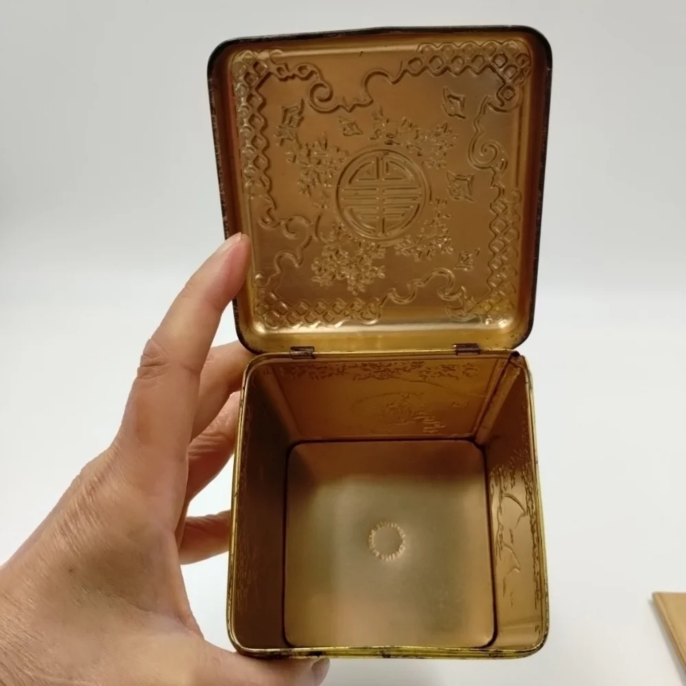 Chinese Oriental  Design Tin Hinged Box Made in Holland Lithograph Vintage